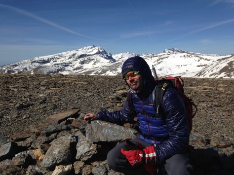 Puntal de Juntillas. 3.139 mts., Oliver con el fondo de los grandes de Sierra Nevada.