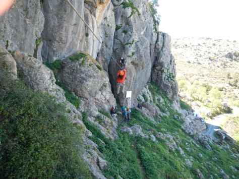 Paso por la tirolina en la ferrata de la Cueva de la Ventana.