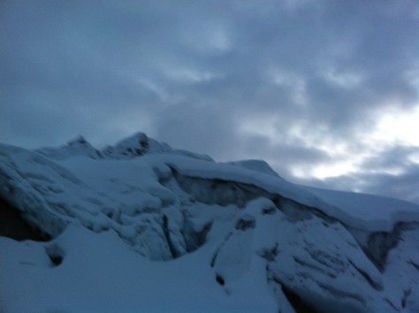 Glaciar y la cima al fondo, se ve sobre el glaciar la capa de nieve recién caída.