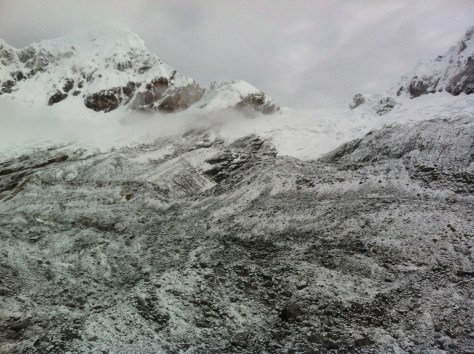 Morrena y arista, al fondo el collado y el glaciar.