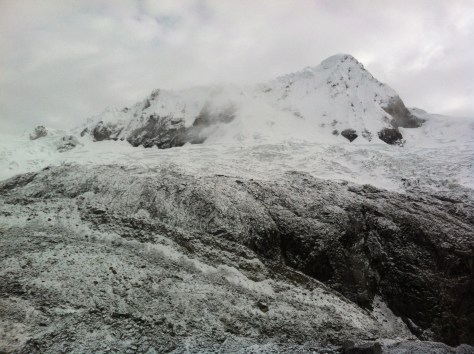 Morrena, glaciar y cima del Nevado.