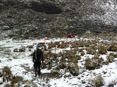 Llegando al campo base, todo nevado.