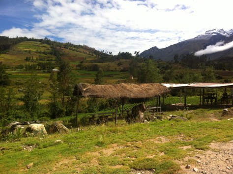 Praderas y aldeas en la bajada de la quebrada de Llanganuco, agua y vida.