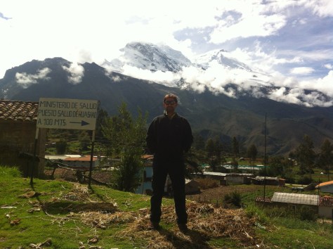 Yo y al fondo el Huascarán.