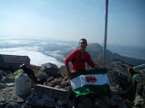 Cima de Aizkorri (1.528 mts) con la ermita al fondo.