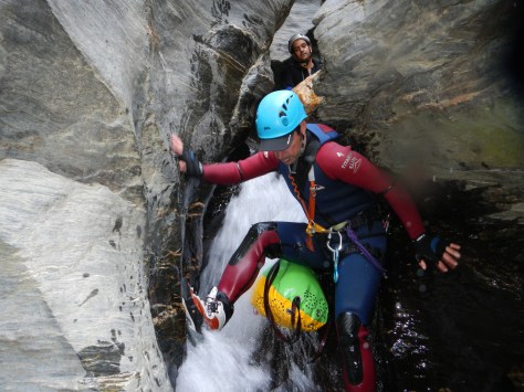 Antonio Villalba descendiendo por el barranco.