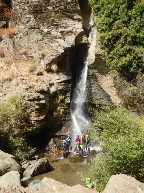 El grupo al final del barranco, con la cascada final al fondo.