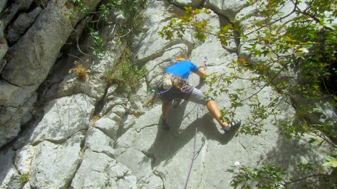 Samuel equipando nuestra primera vía.