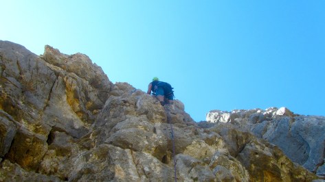 Juan Antonio escalando.