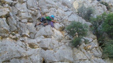 Antonio quitando una roca que estaba suelta, la seguridad siempre es importante.