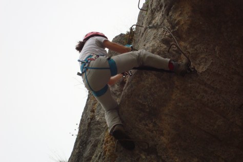 Lourdes superándolo.