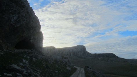Nos adentramos en la Sierra Gorda de Loja, .... donde pasamos junto a la Cueva Horá ( horadada ) a nuestra izqda