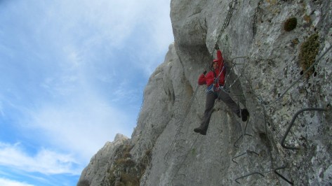 Lourdes al inicio de un puente de monos, ....