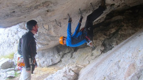 y el 4º tramo comienza en una cueva con una zona de boulder en techo, .... Ismael