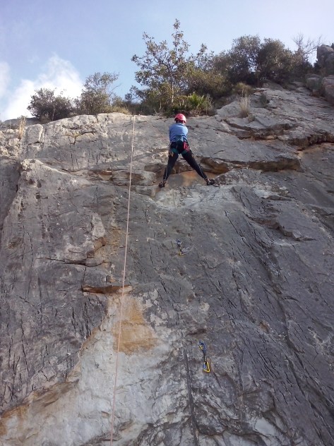 Lourdes descendiendo una vía.