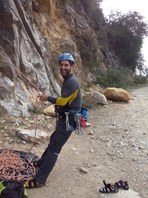 Antonio asegurando durante la escalada.