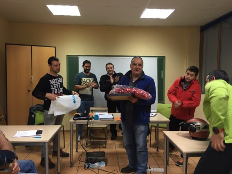 También se le hizo entrega de un regalo.