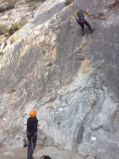 Ismael asegurando durante el descenso.