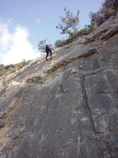 Lourdes bien arriba terminando la vía.