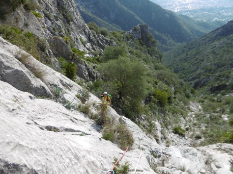 Y más por el pasamanos.