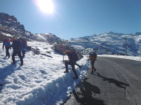 Tras dejar los coches y preparar el material, partimos hacia la Hoya de la Mora.