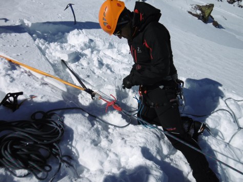 Rafa durante el montaje del polipasto.