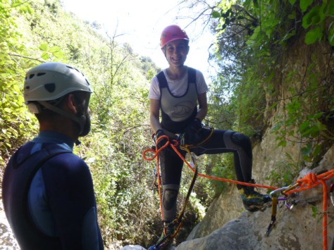 Lourdes montando el primer rapel.