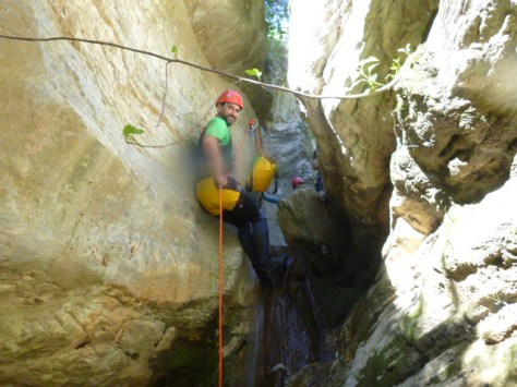 Antonio descendiendo una cascada.