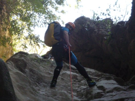 Fali descendiendo un pozo.