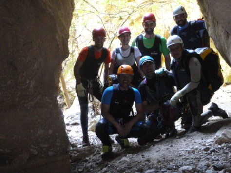Foto del grupo en la salida del pozo.
