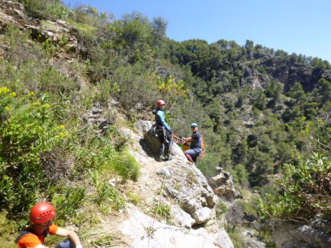 Antonio montando el último rapel.