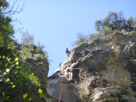 Fali comenzando el descenso del último rapel del tramo superior.