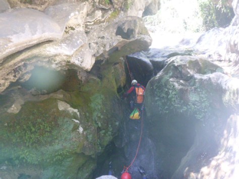 Esau rapelando en una cascada.