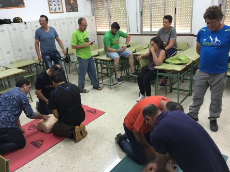 Socios durante las prácticas de RCP.