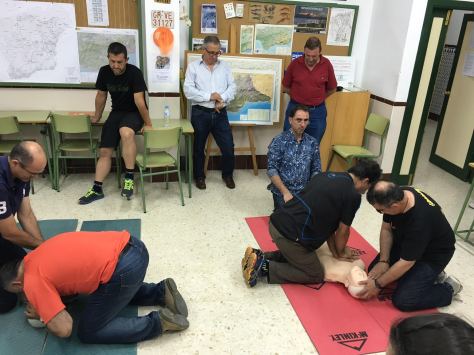 Socios durante las prácticas de RCP.