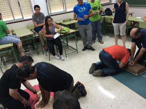 Socios durante las prácticas de RCP.