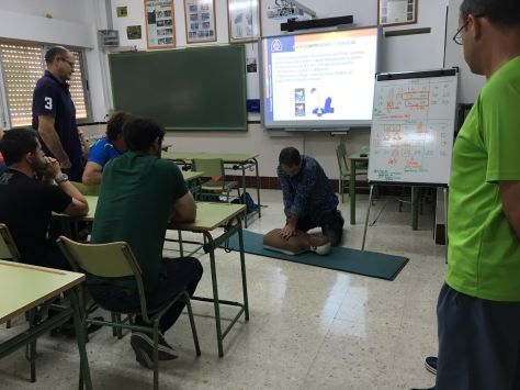 Pedro Reyes durante la enseñanza práctica de la maniobra RCP.