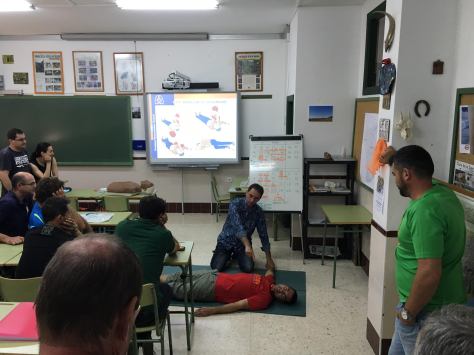 Antonio Villalba ayuda a Pedro en la práctica de la posición de seguridad.