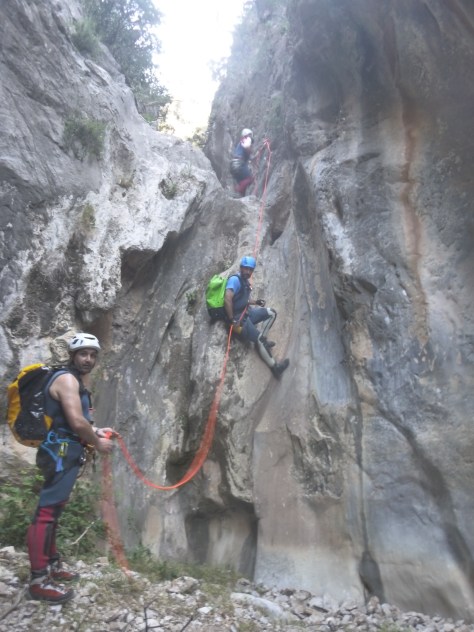 Participantes durante el descenso de los rapeles en la parte alta del Barranco.