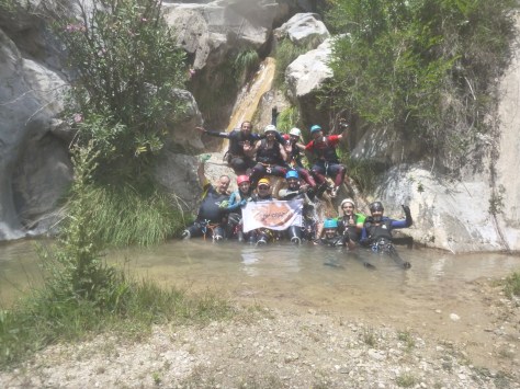 Foto del grupo con la bandera.