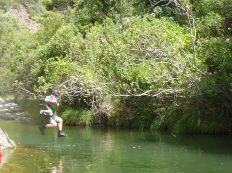 Antonio y Julia saltan a la poza.