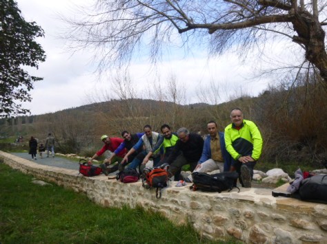 Estirando las piernas.